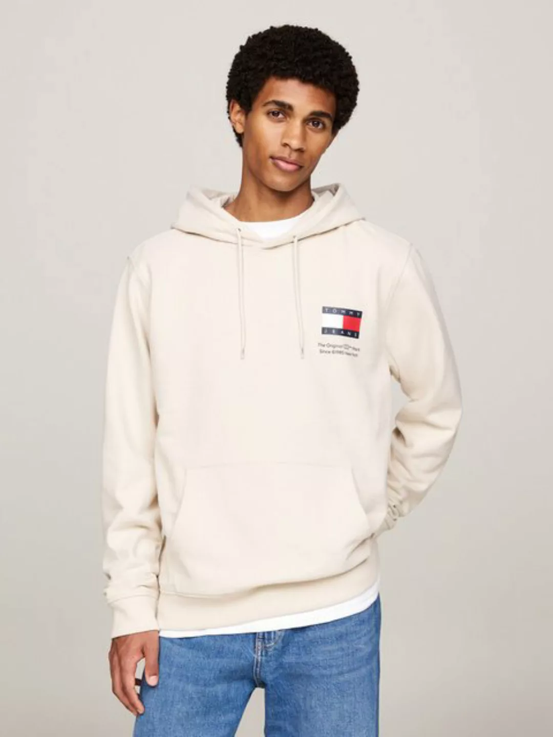 Tommy Jeans Sweatshirt TJM REG ESSENTIAL FLAG HOOD EXT mit bedruckten Marke günstig online kaufen