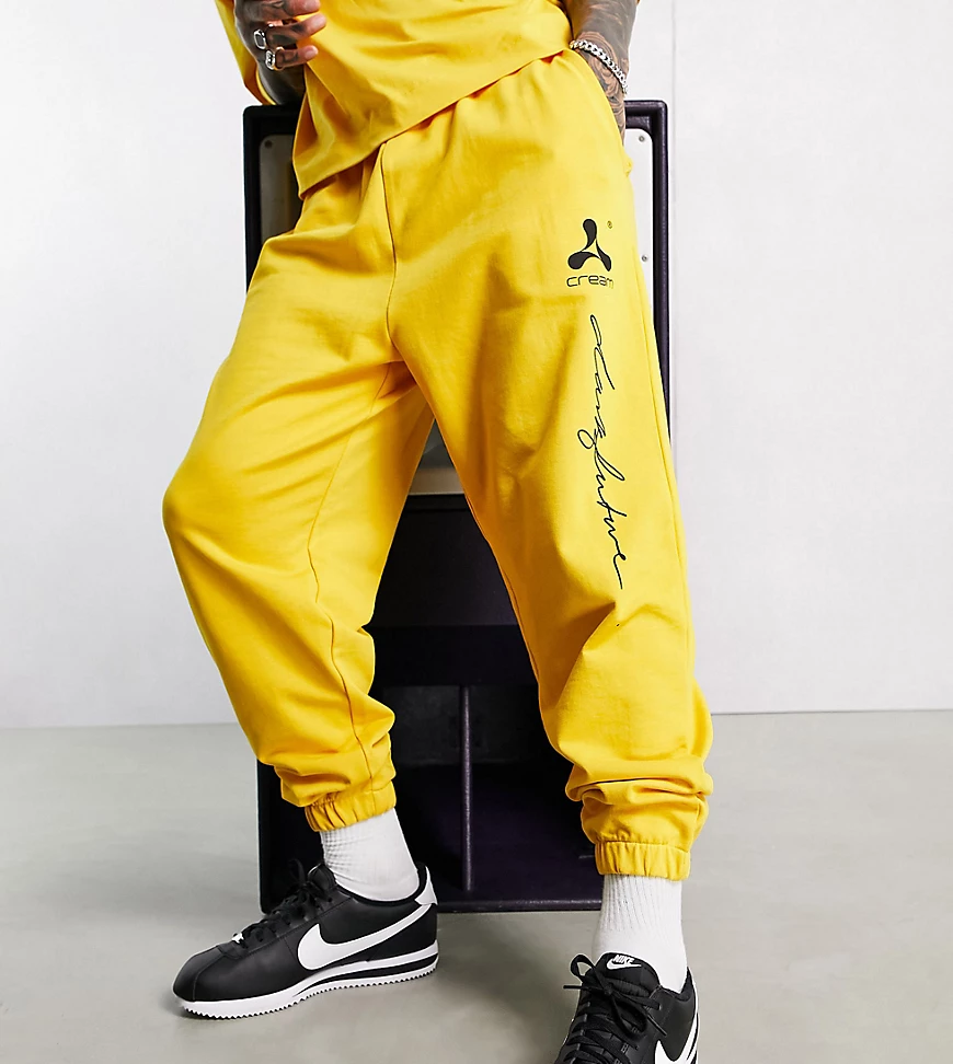 ASOS Dark Future x Cream – Locker geschnittene Jogginghose in Gelb mit Logo günstig online kaufen
