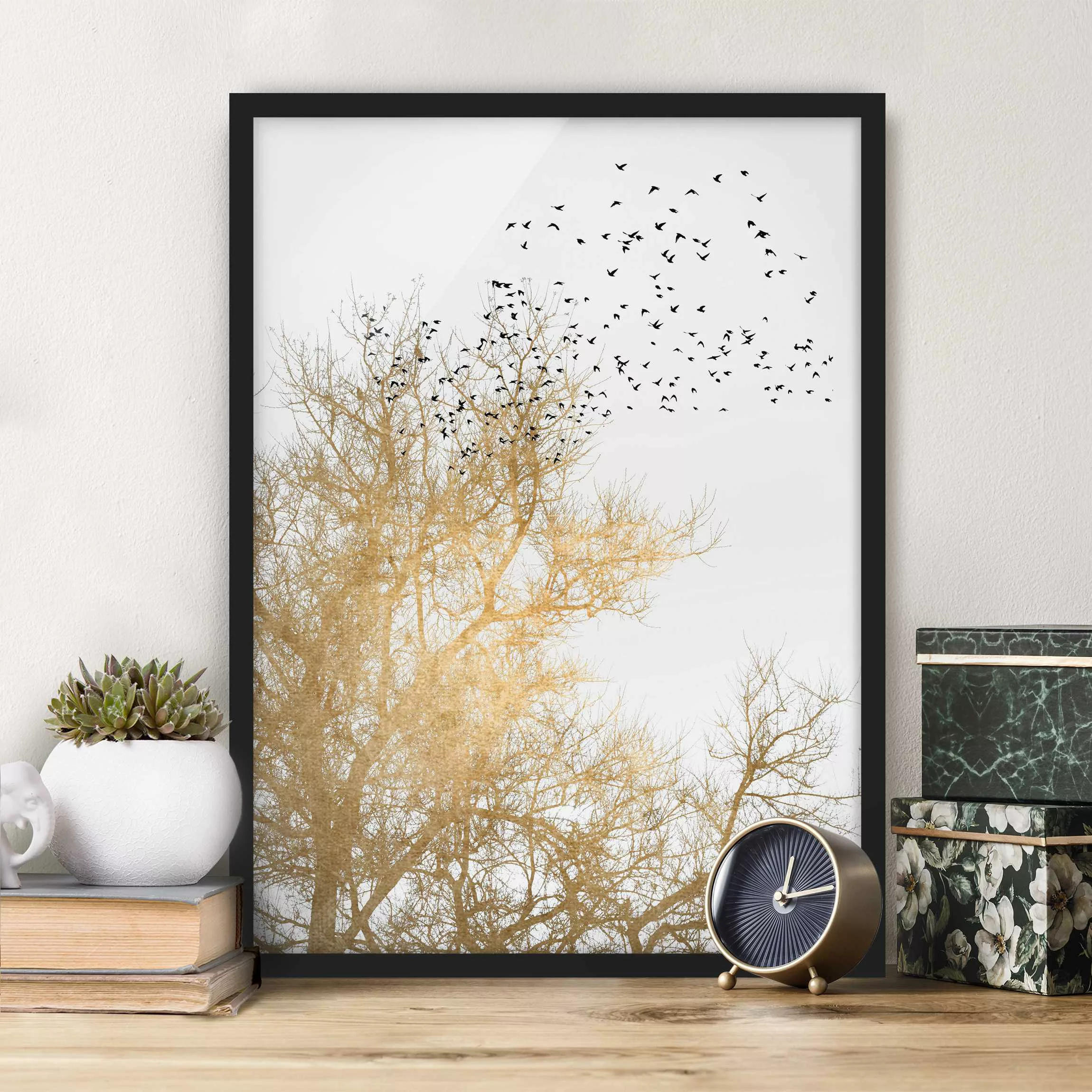 Bild mit Rahmen Vogelschwarm vor goldenem Baum günstig online kaufen
