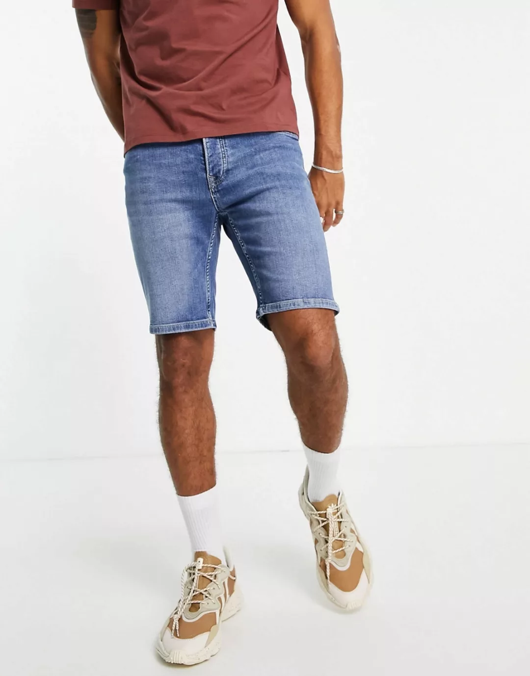 Topman – Eng geschnittene Stretch-Jeansshorts in mittlerer Waschung-Blau günstig online kaufen