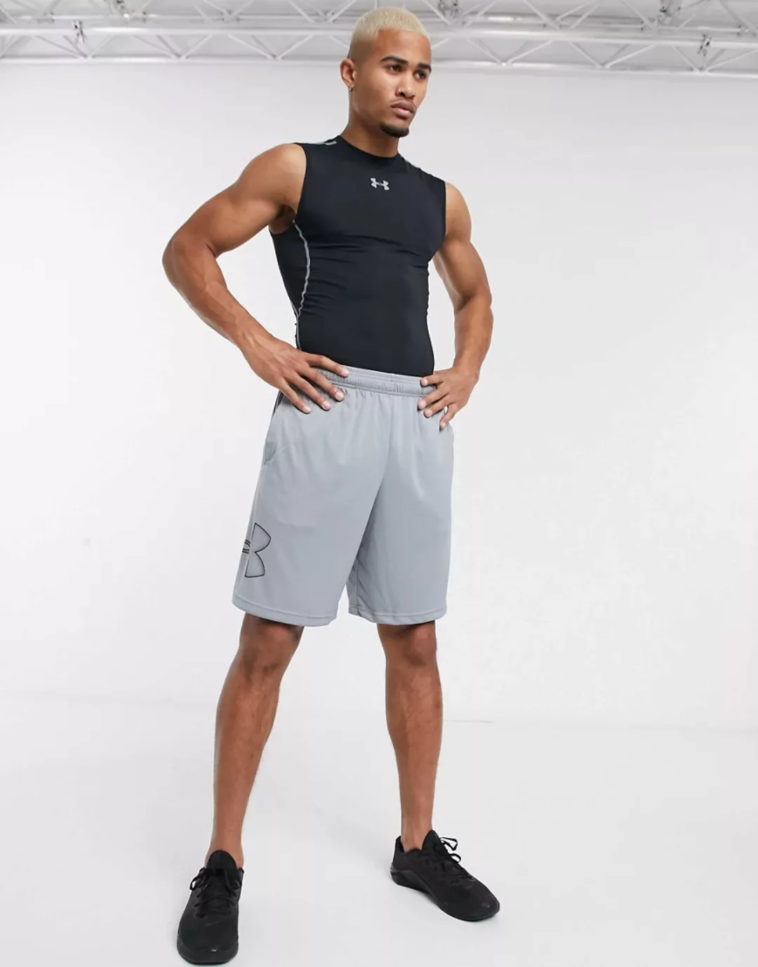 Under Armour – Training Tech – Grafik-Shorts in Grau günstig online kaufen