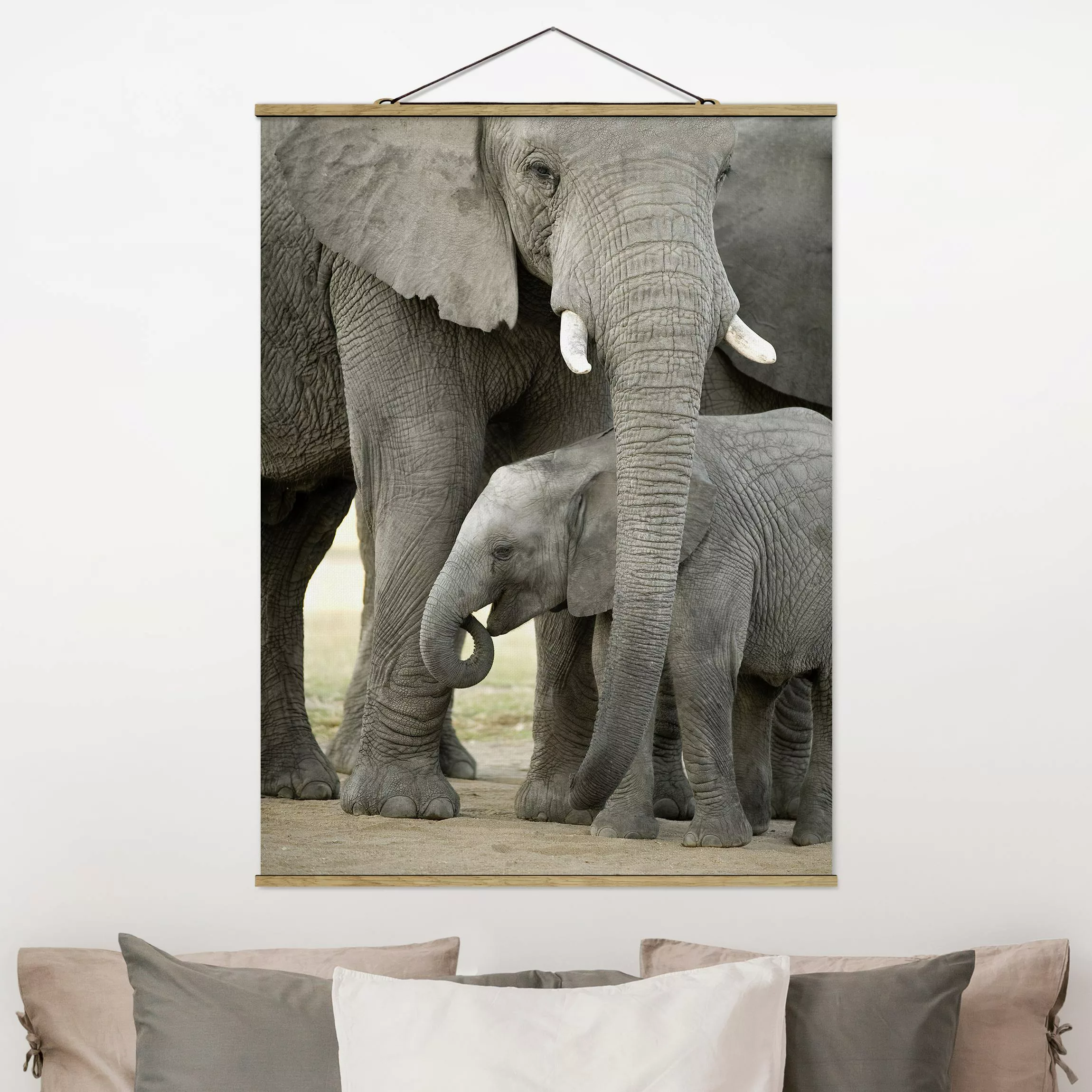 Stoffbild Tiere mit Posterleisten - Hochformat Elefantenliebe günstig online kaufen