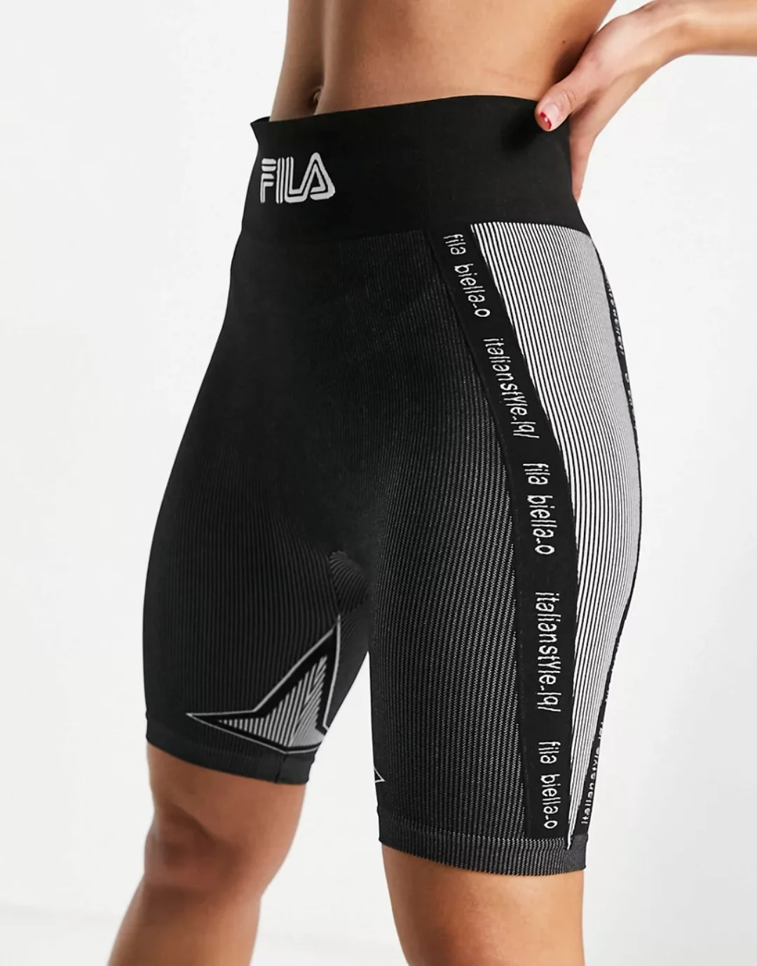 Fila – Nahtlose Leggings-Shorts in Grau mit Einsätzen günstig online kaufen