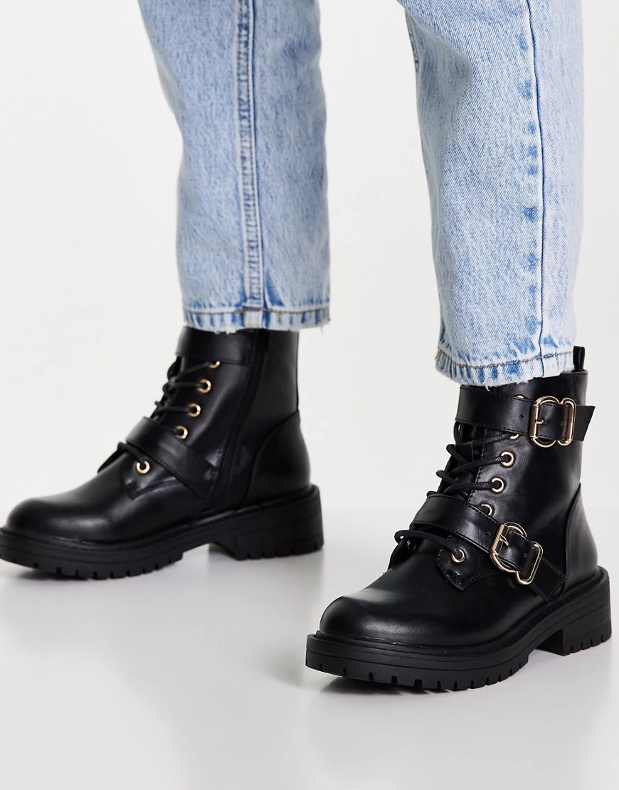 New Look – Flache Schnürstiefel in Schwarz mit Schnallendetail günstig online kaufen