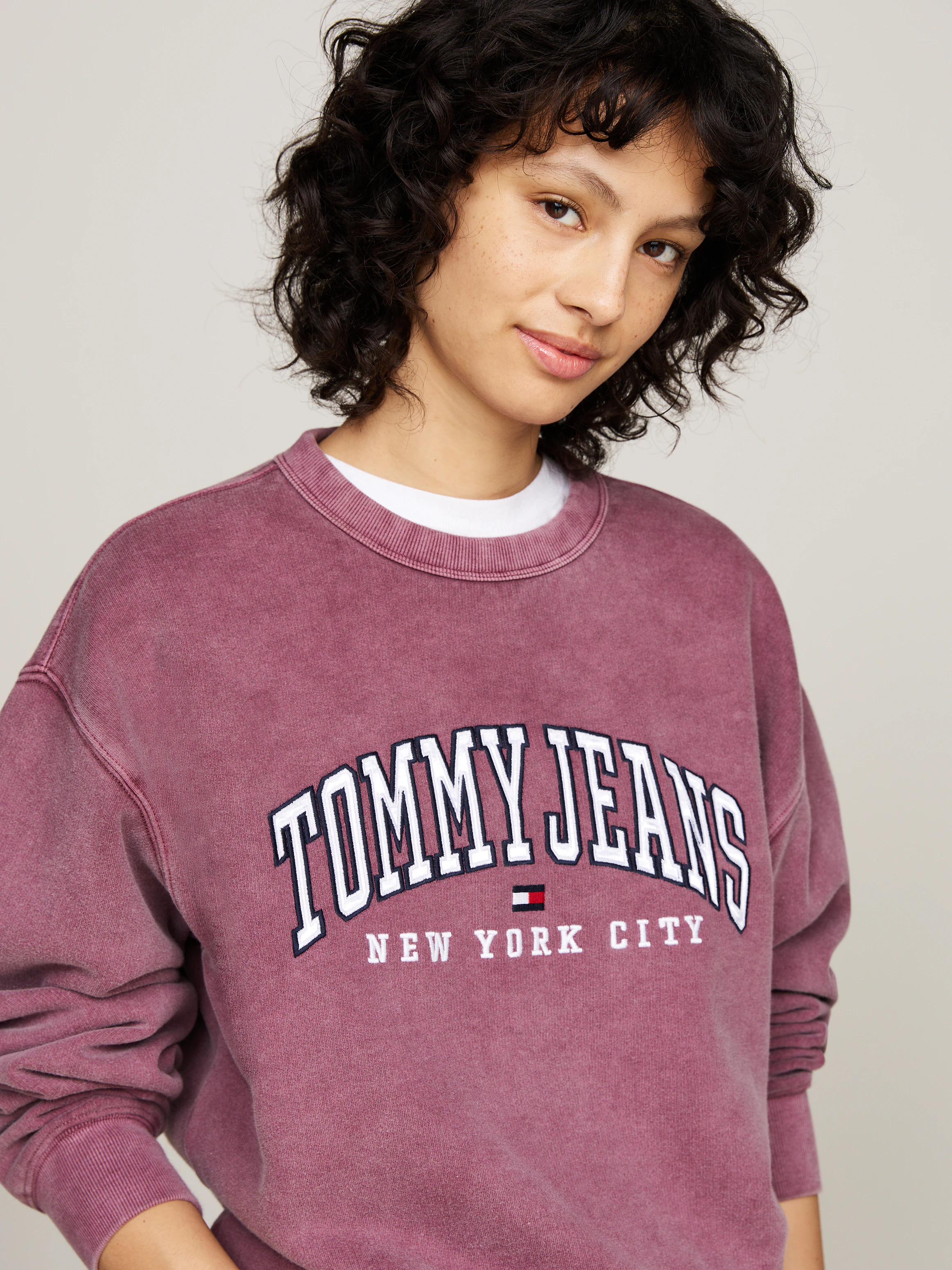 Tommy Jeans Sweatshirt TJW RLX VARSITY CREW mit Washed-Effekt, großem Logo günstig online kaufen