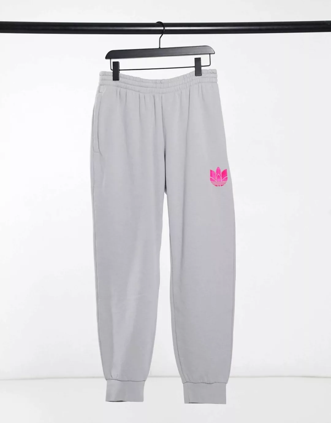 adidas Originals – Jogginghose in Grau mit rosafarbenem 3D Dreiblatt-Logo günstig online kaufen