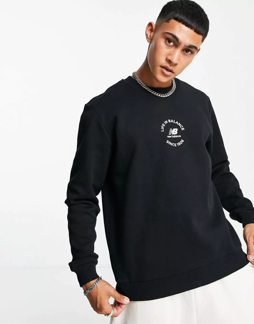 New Balance – Sweatshirt in Schwarz mit „Life in Balance“-Print günstig online kaufen