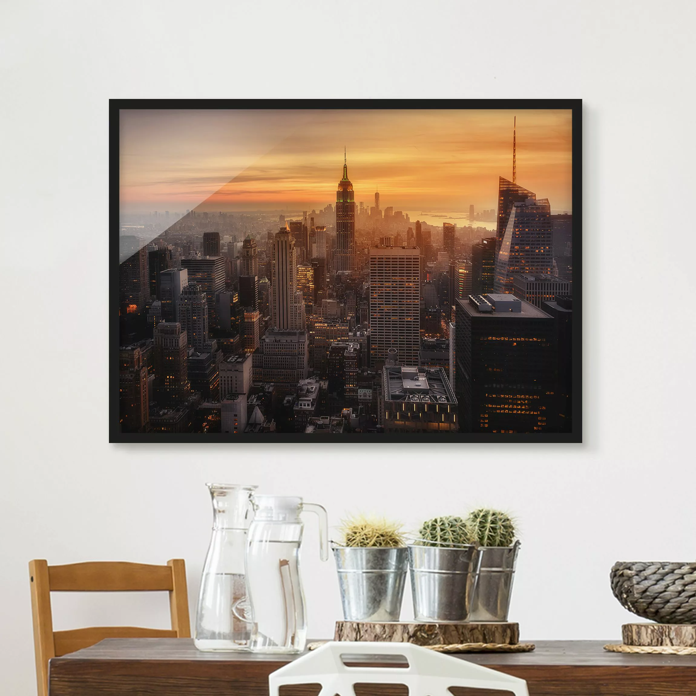 Bild mit Rahmen Architektur & Skyline - Querformat Manhattan Skyline Abends günstig online kaufen