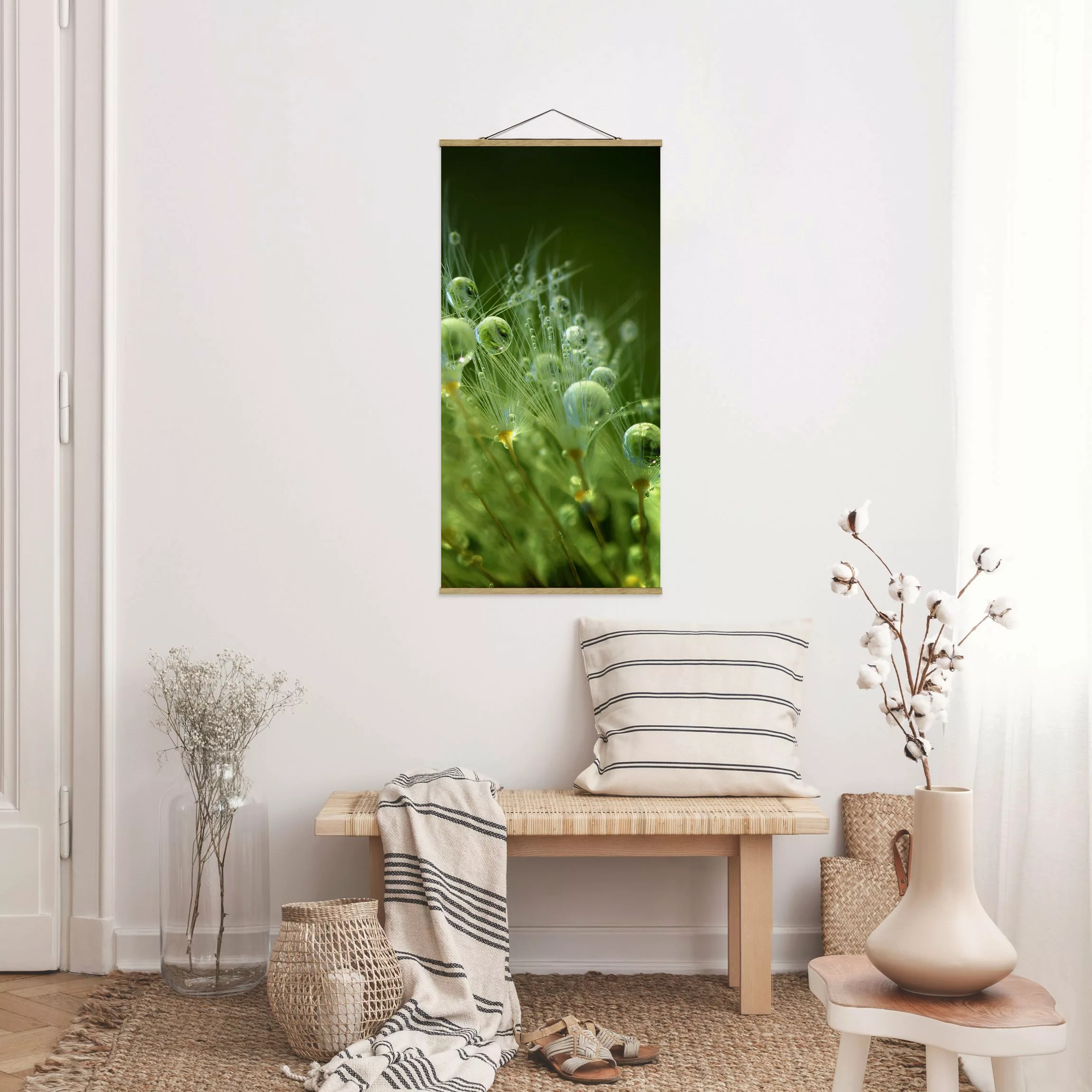 Stoffbild Blumen mit Posterleisten - Hochformat Grüne Samen im Regen günstig online kaufen