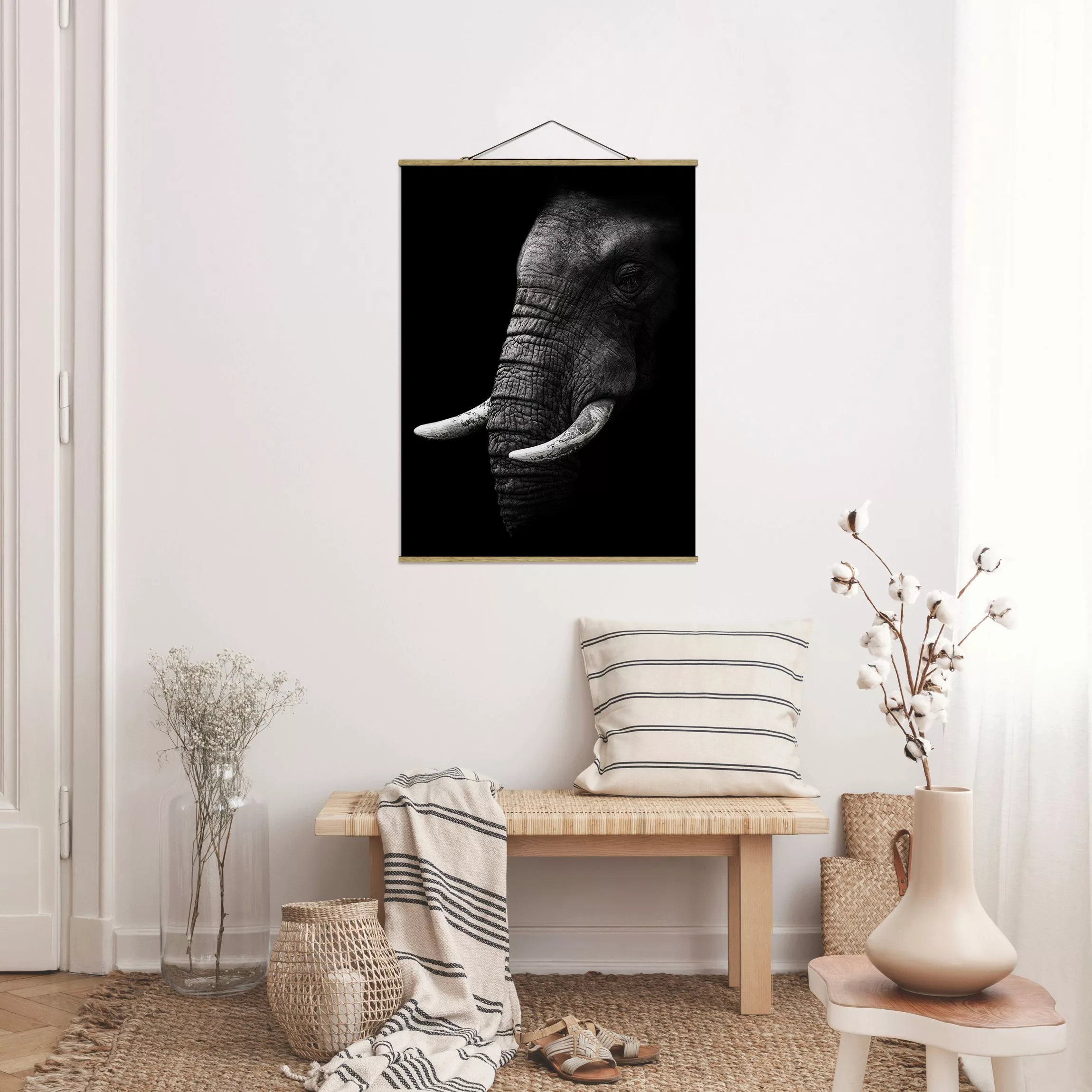 Stoffbild Tiere mit Posterleisten - Hochformat Dunkles Elefanten Portrait günstig online kaufen