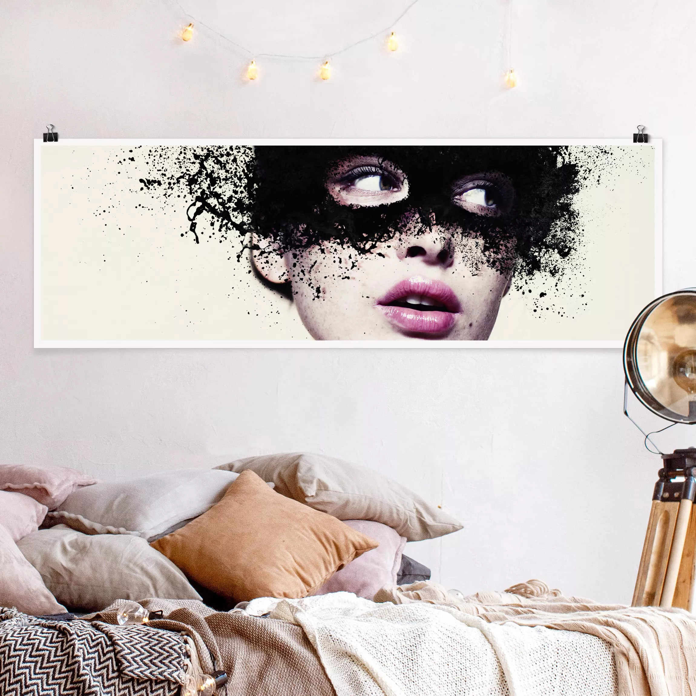 Panorama Poster Das Mädchen mit der schwarzen Maske günstig online kaufen