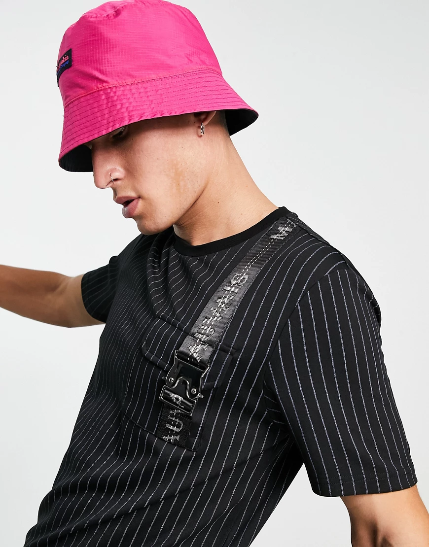 Mauvais – T-Shirt in Schwarz mit Nadelstreifen und Riemen mit Schnallenvers günstig online kaufen