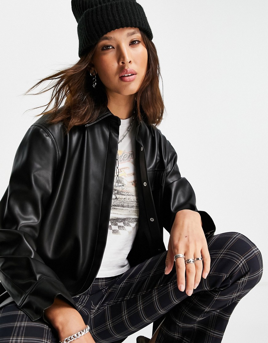 Topshop – Oversize-Hemdjacke aus Kunstleder in Schwarz günstig online kaufen
