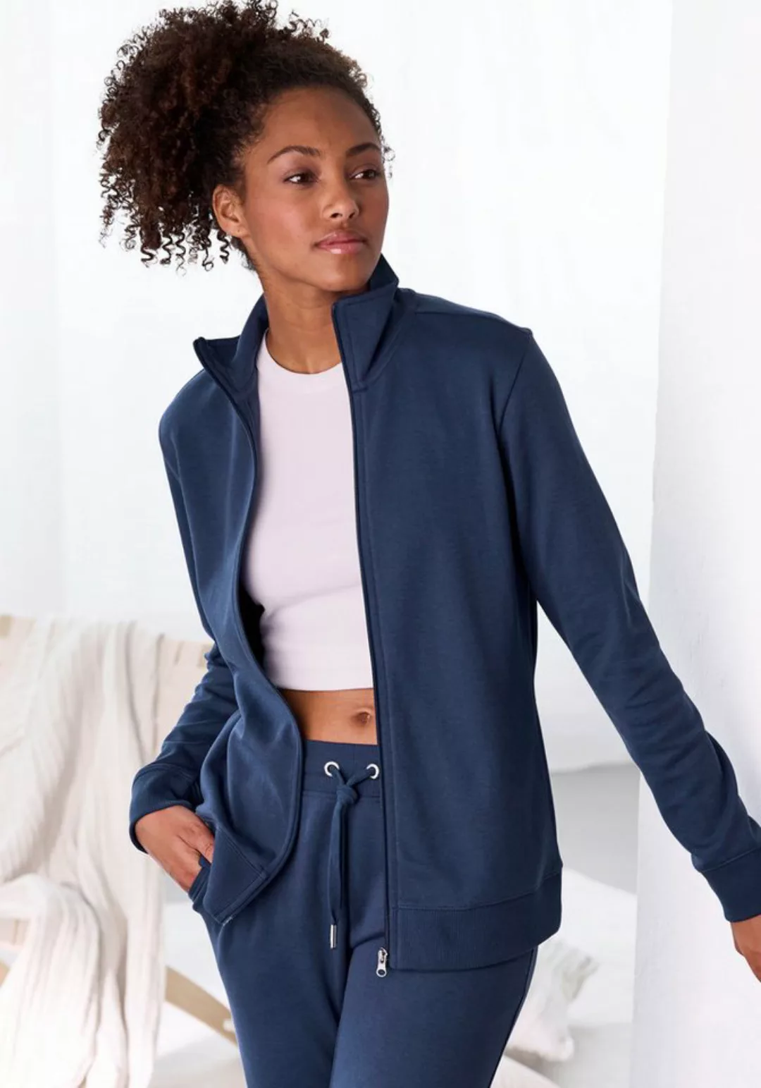 Bench. Loungewear Sweatjacke (1-tlg) mit bestickten Stehkragen, Loungeanzug günstig online kaufen