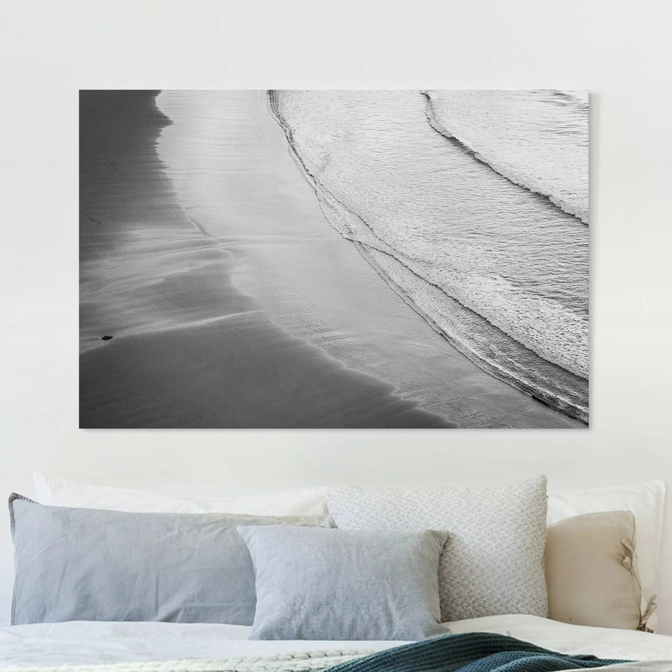 Leinwandbild Leichter Wellengang am Strand Schwarz Weiß günstig online kaufen