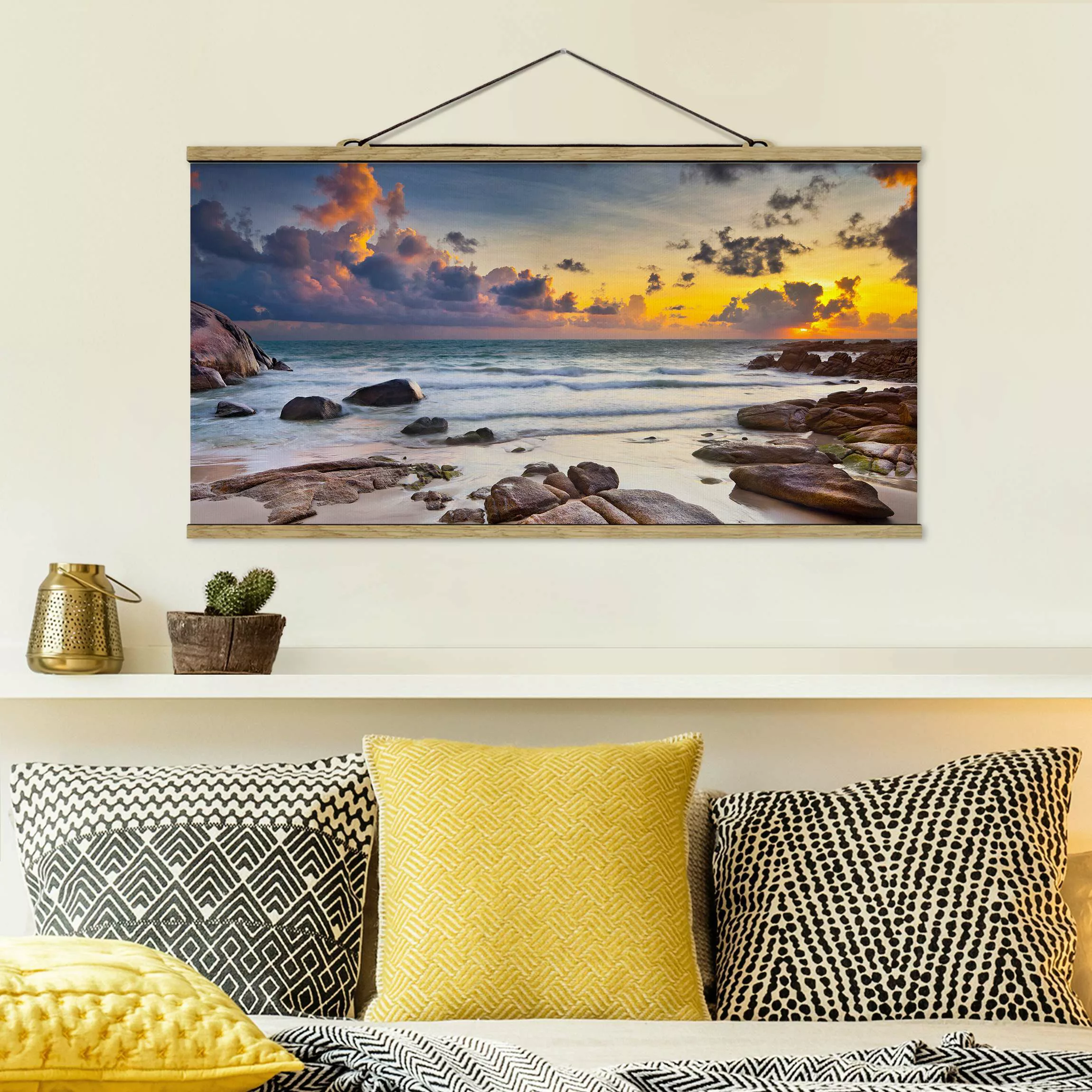 Stoffbild Strand mit Posterleisten - Querformat Strand Sonnenaufgang in Tha günstig online kaufen