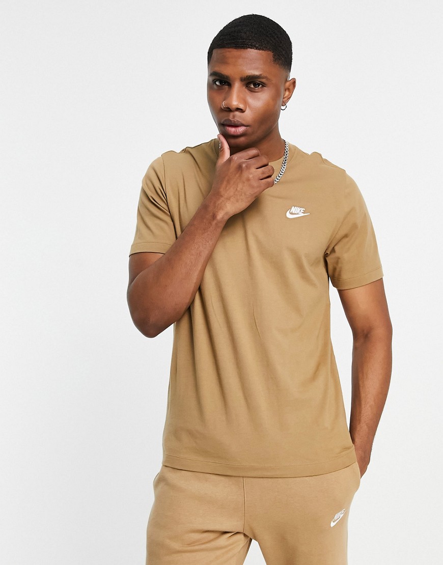 Nike Club – T-Shirt in Taupe mit Logo-Braun günstig online kaufen