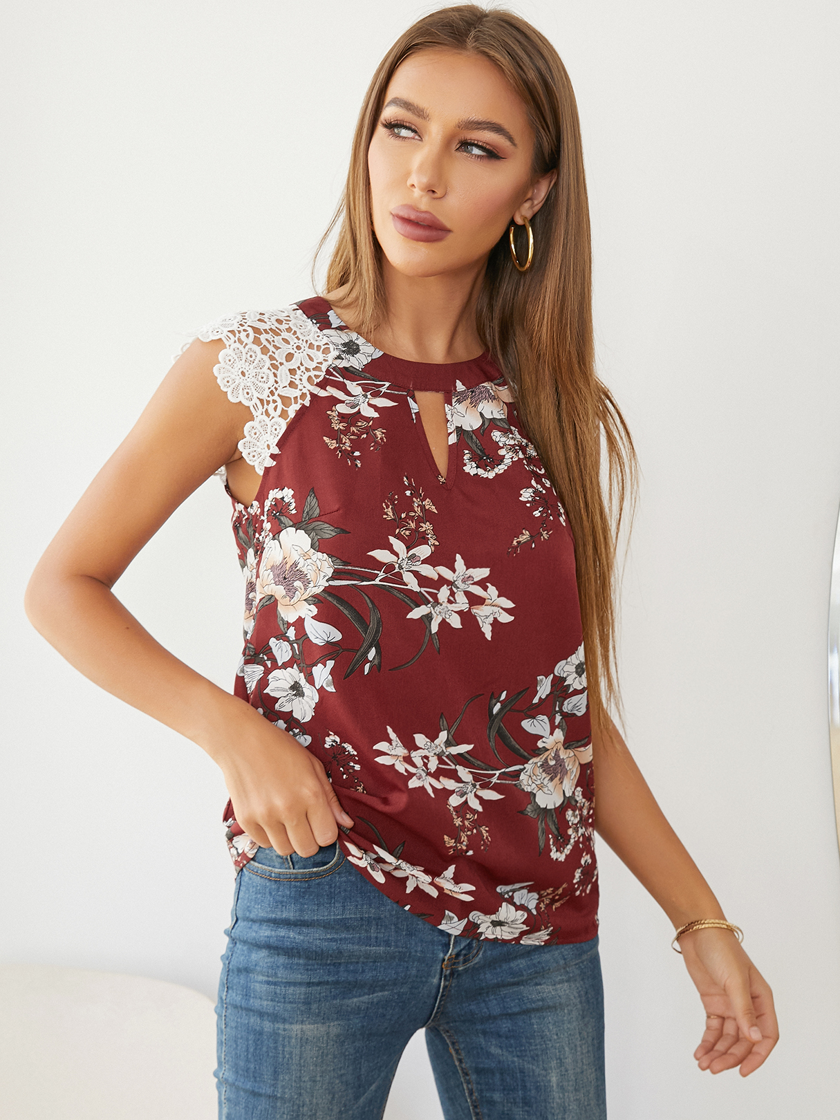 YOINS ärmellose Bluse mit zufälligem Blumendruck und Spitzeneinsatz günstig online kaufen