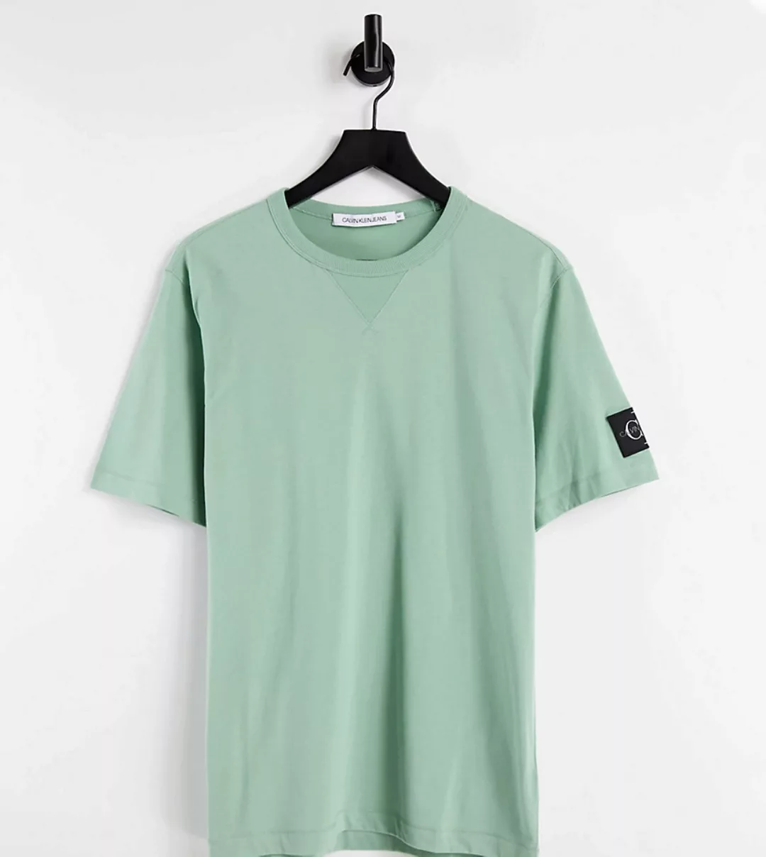 Calvin Klein Jeans – T-Shirt mit Monogramm-Aufnäher in Grün, exklusiv bei A günstig online kaufen