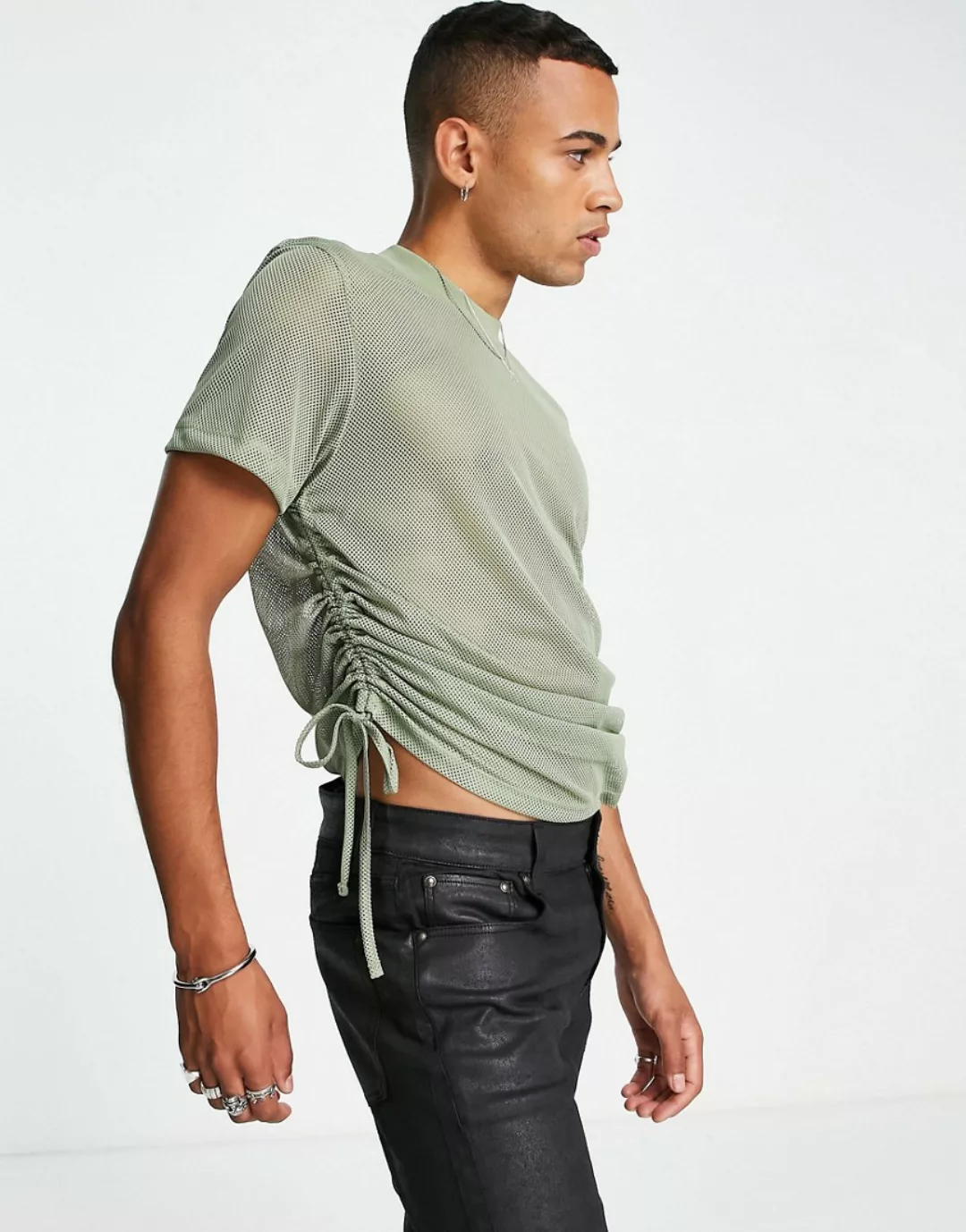 ASOS DESIGN – T-Shirt aus Netzstoff in Khaki mit seitlicher Raffung-Grün günstig online kaufen