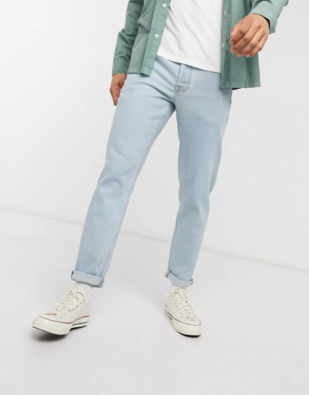 ASOS DESIGN – Schmal zulaufende Jeans in heller Waschung-Blau günstig online kaufen