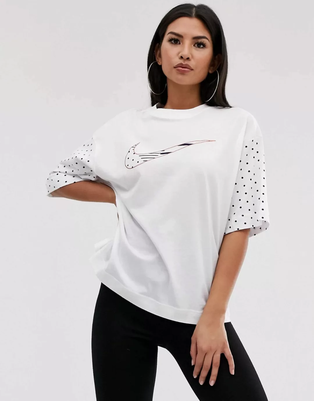 Nike – France – T-Shirt mit Swoosh in Weiß und Roségold günstig online kaufen