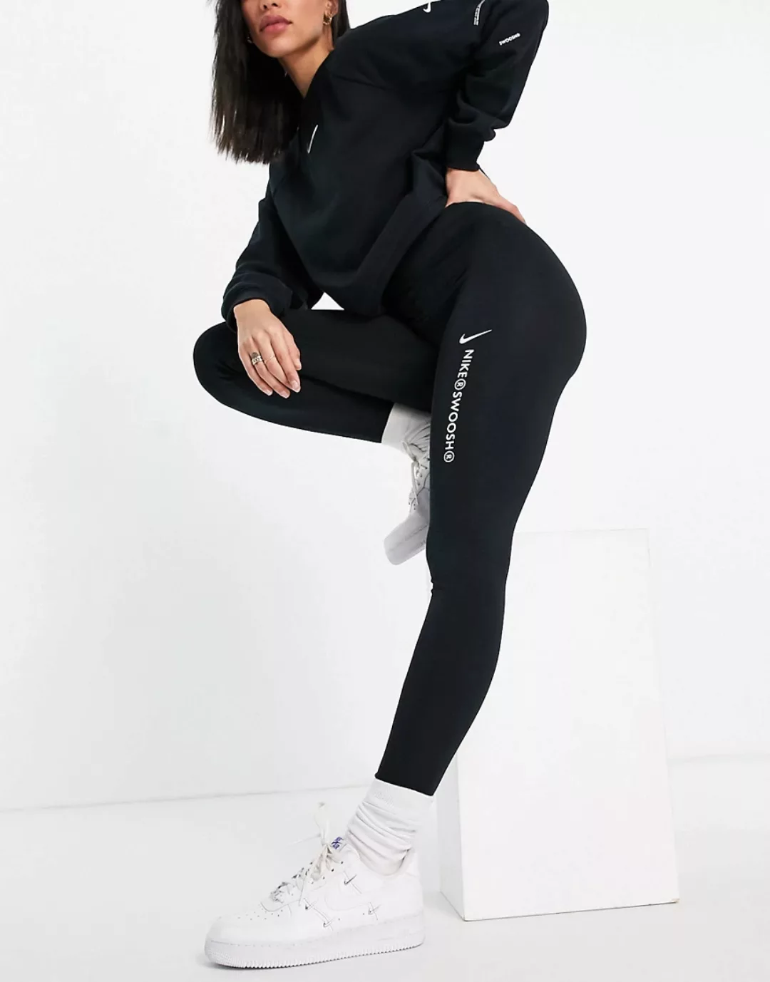Nike – Swoosh – Leggings in Schwarz mit hohem Bund günstig online kaufen