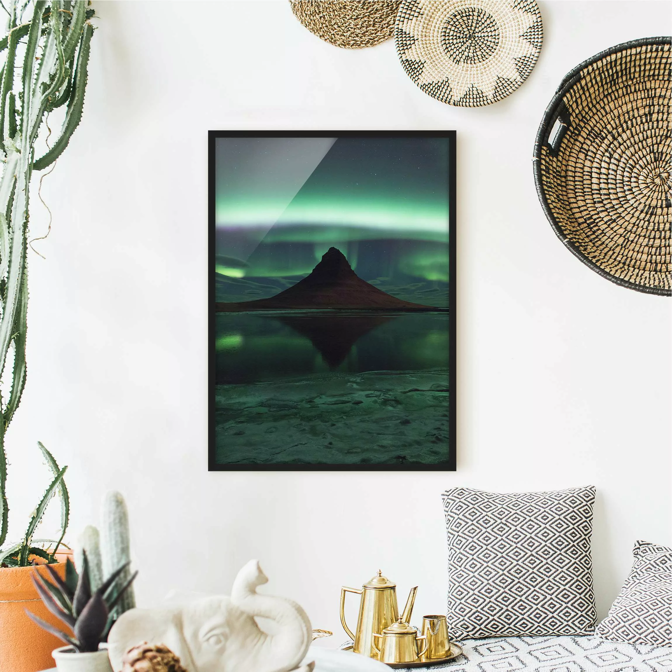 Bild mit Rahmen Natur & Landschaft - Hochformat Polarlicht in Island günstig online kaufen