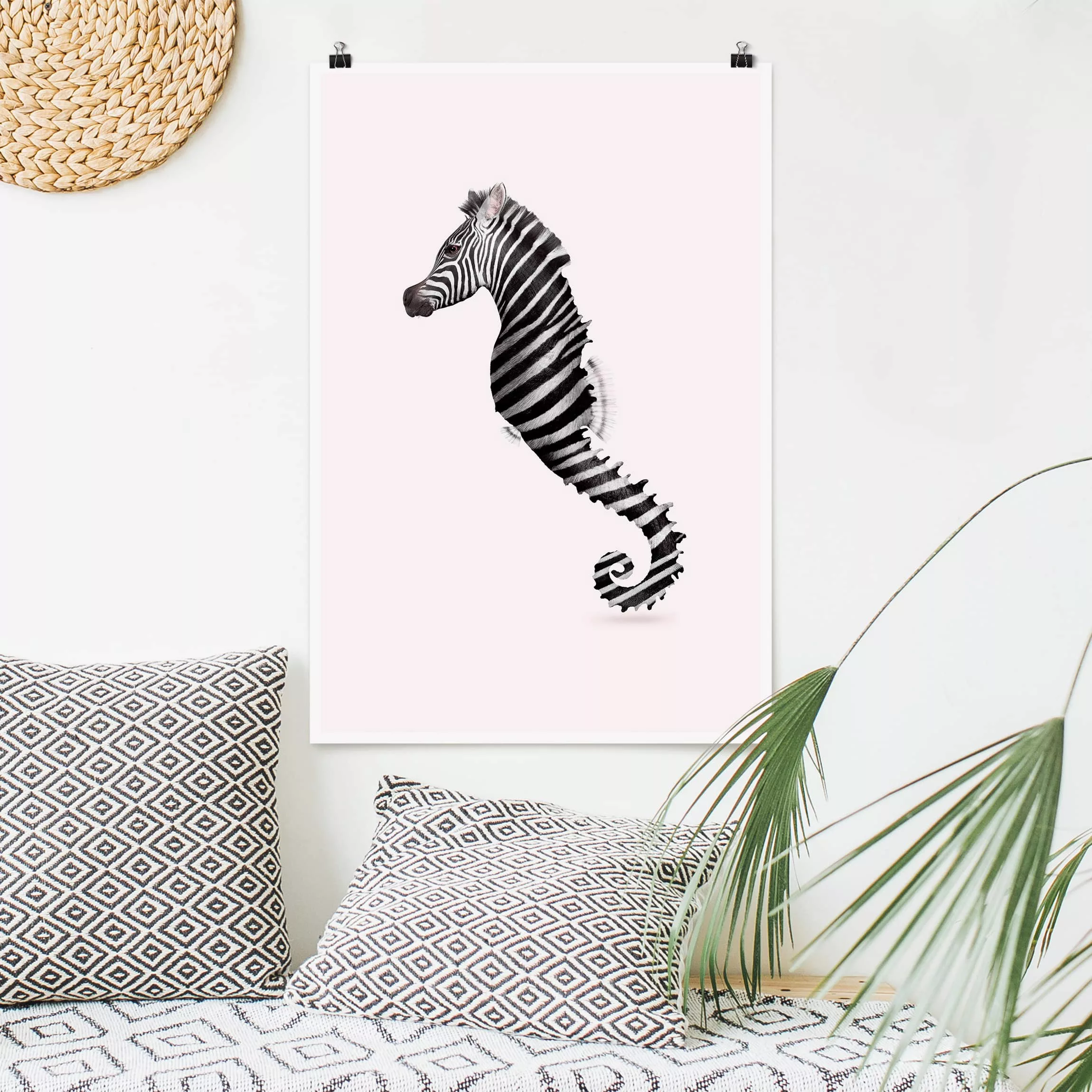 Poster Tiere - Hochformat Seepferdchen mit Zebrastreifen günstig online kaufen