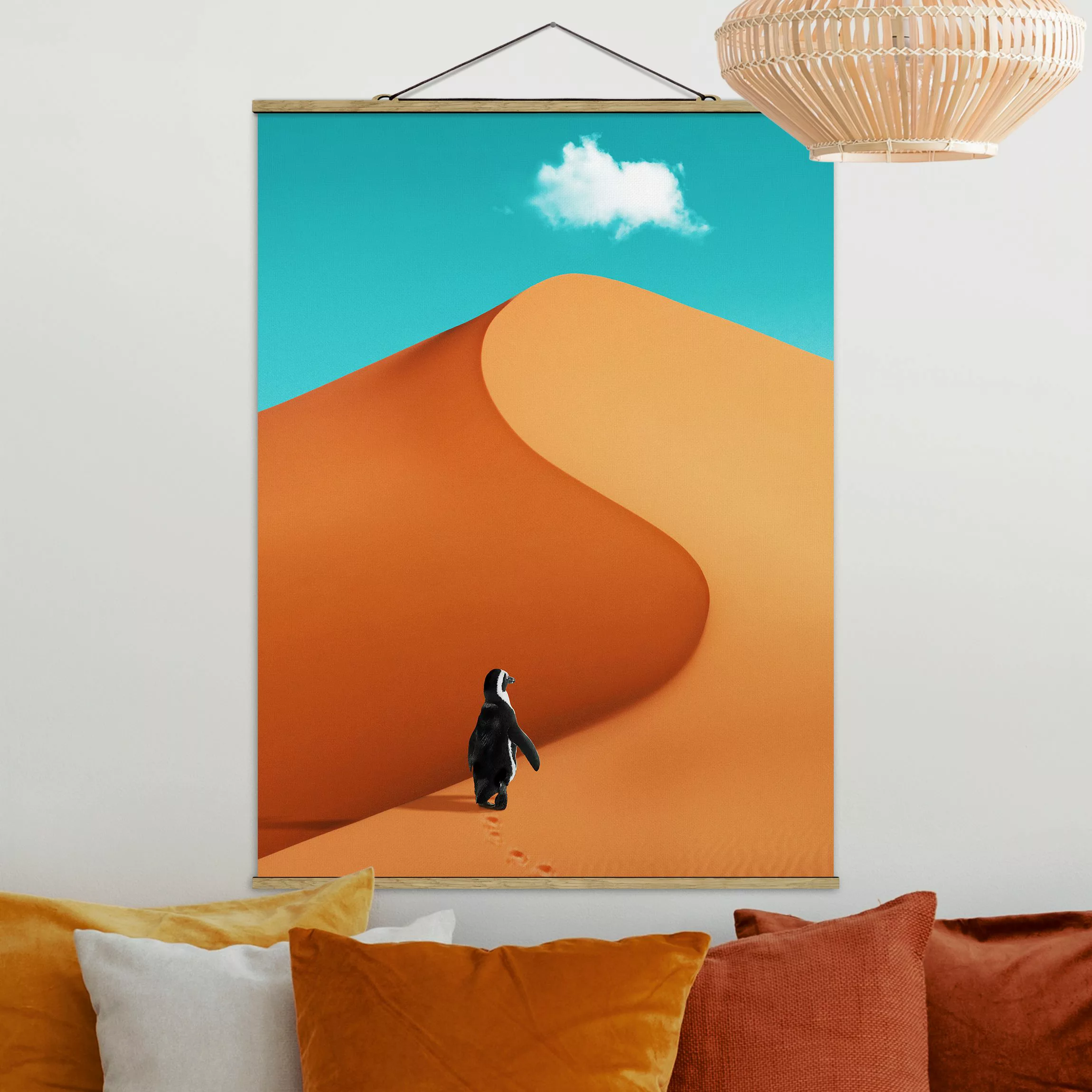 Stoffbild Tiere mit Posterleisten - Hochformat Wüste mit Pinguin günstig online kaufen