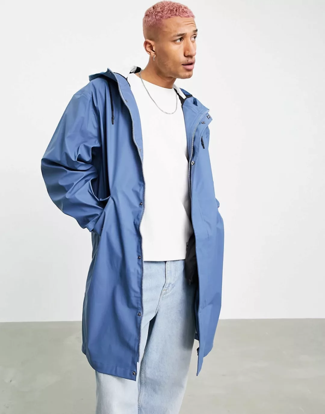 ASOS DESIGN – Wasserabweisende, gummierte Regenjacke in Blau günstig online kaufen