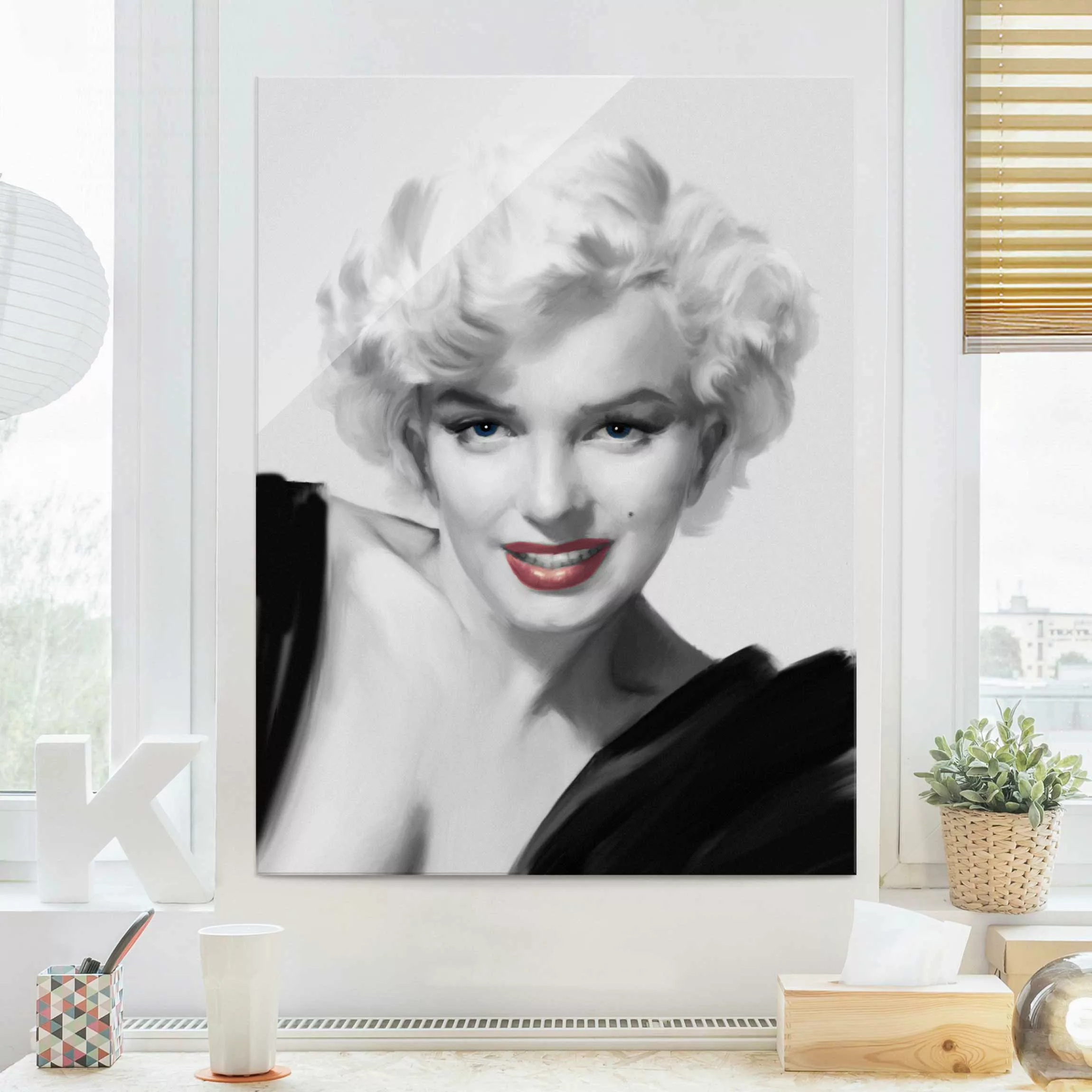 Glasbild Schwarz-Weiß - Hochformat Marilyn auf Sofa günstig online kaufen