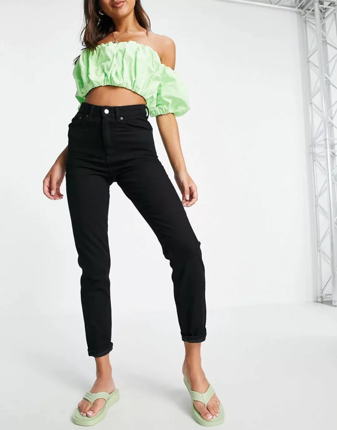 ASOS DESIGN – Farleigh – Schmale Mom-Jeans in reinem Schwarz mit hohem Bund günstig online kaufen