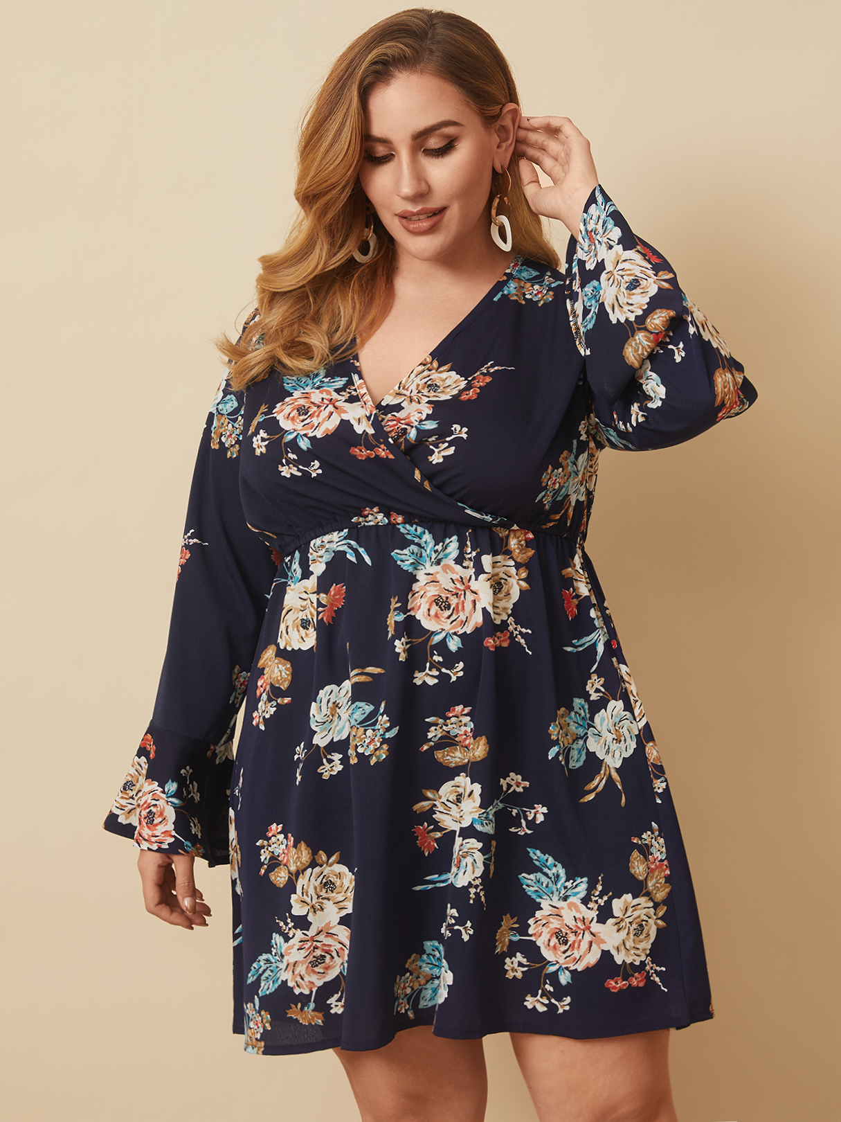 Plus Size V-Ausschnitt Blumendruck Wickeldesign Lange Ärmel Mini Kleid günstig online kaufen