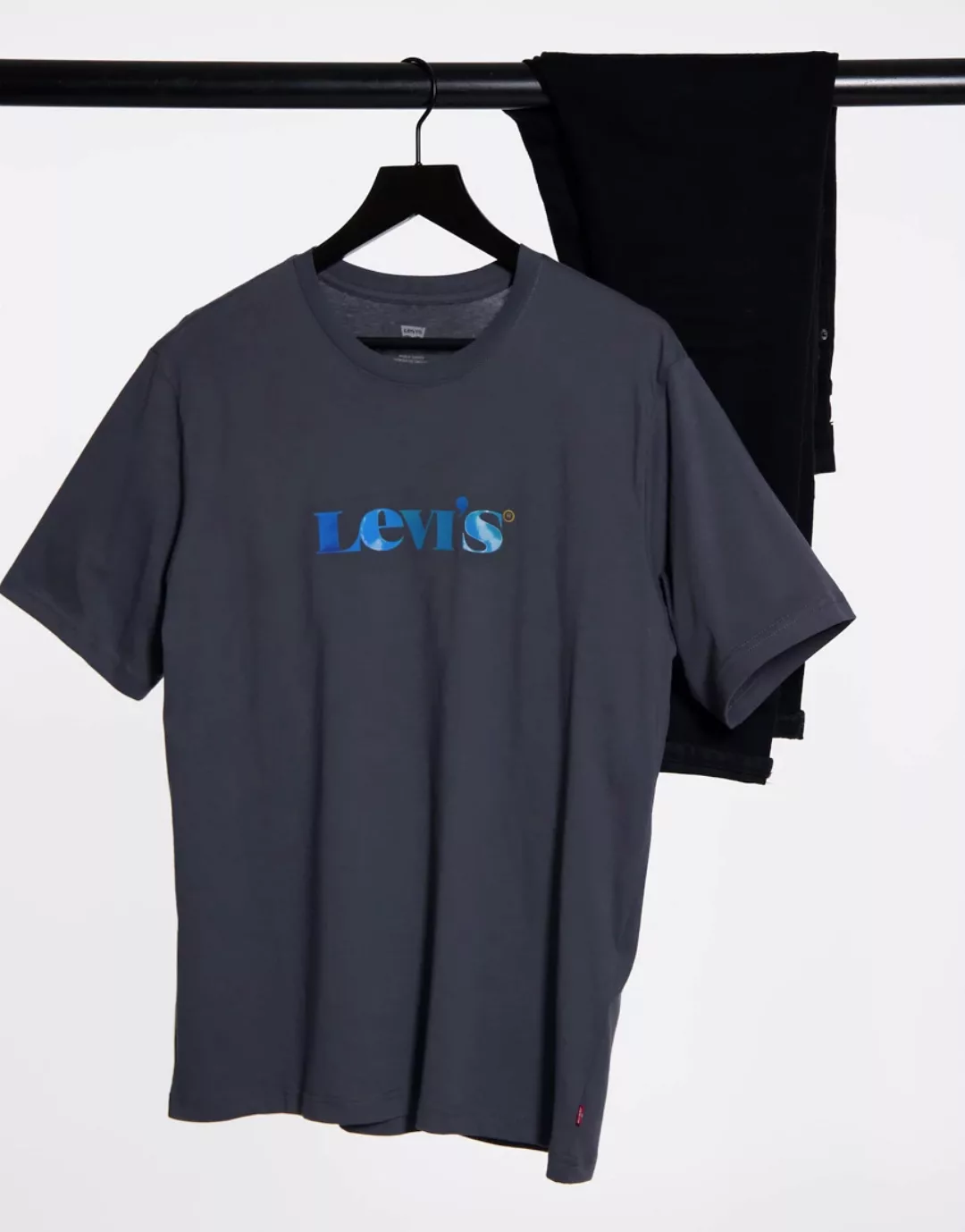 Levi's – Leger geschnittenes T-Shirt in Perlschwarz mit Farbverlauf-Logo au günstig online kaufen