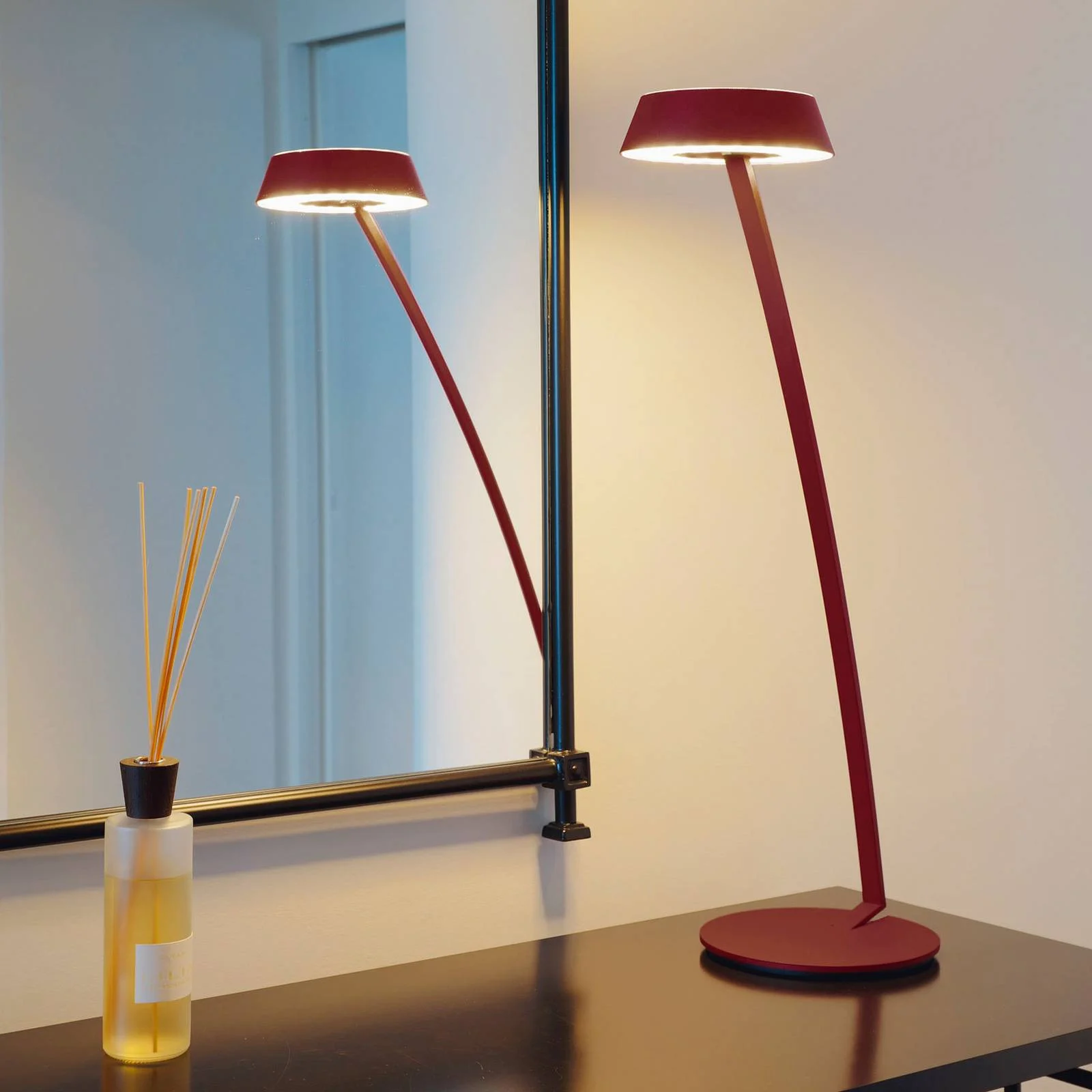 OLIGO Glance LED-Tischlampe gebogen rot matt günstig online kaufen