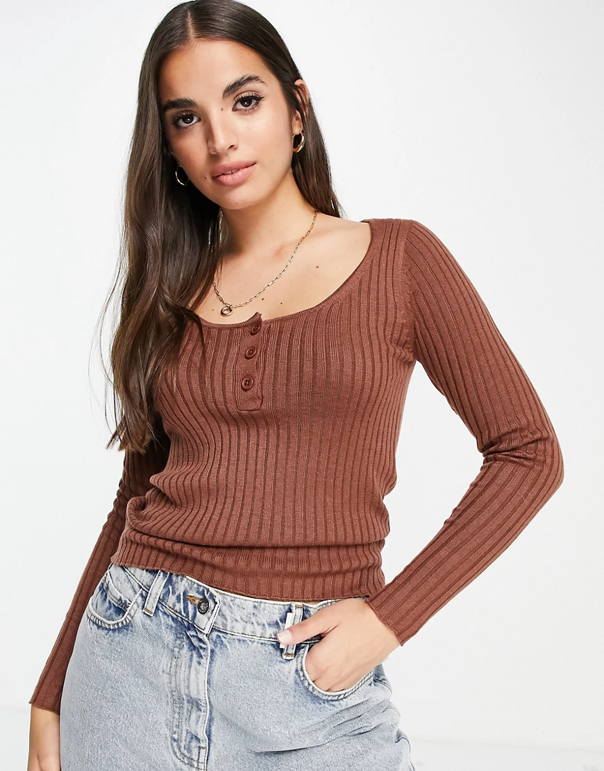 ASOS DESIGN – Pullover in Braun mit U-Ausschnitt und Knopfleiste günstig online kaufen