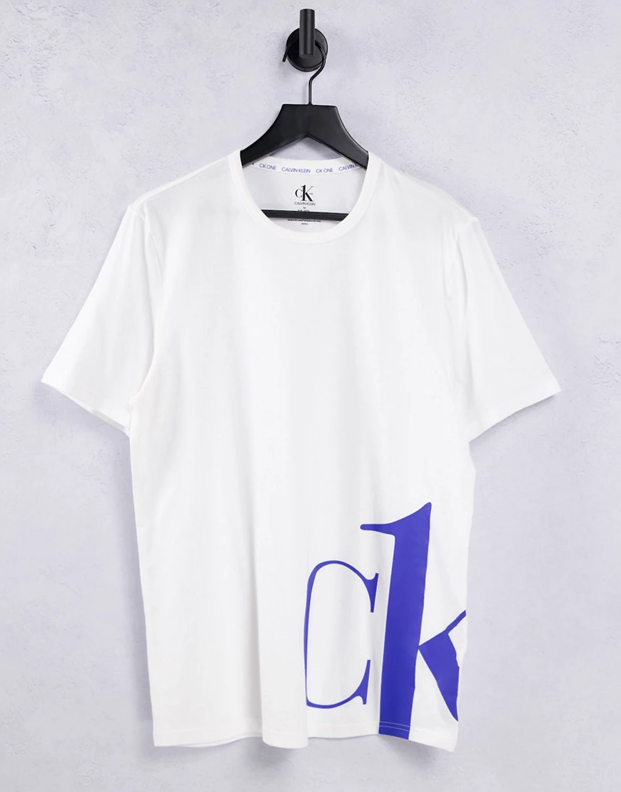 CK One – T-Shirt mit großem Logo und Rundhalsausschnitt in Schwarz günstig online kaufen