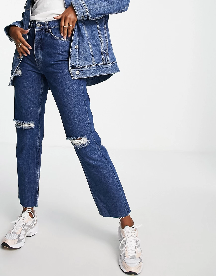 NA-KD – Gerade geschnittene Jeans mit hohem Bund und Zierrissen am Knie in günstig online kaufen