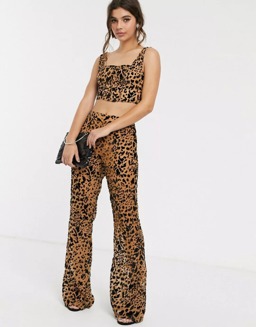 In The Style x Meg Kylie – Devore – Hose mit weitem Bein und Leopardenmuste günstig online kaufen
