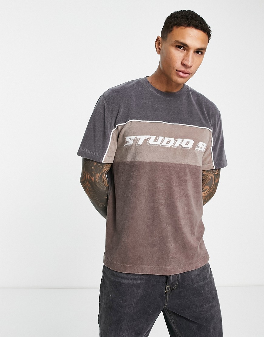 ASOS DESIGN – T-Shirt aus Frottee im Farbblockdesign in Grau mit College-Pr günstig online kaufen