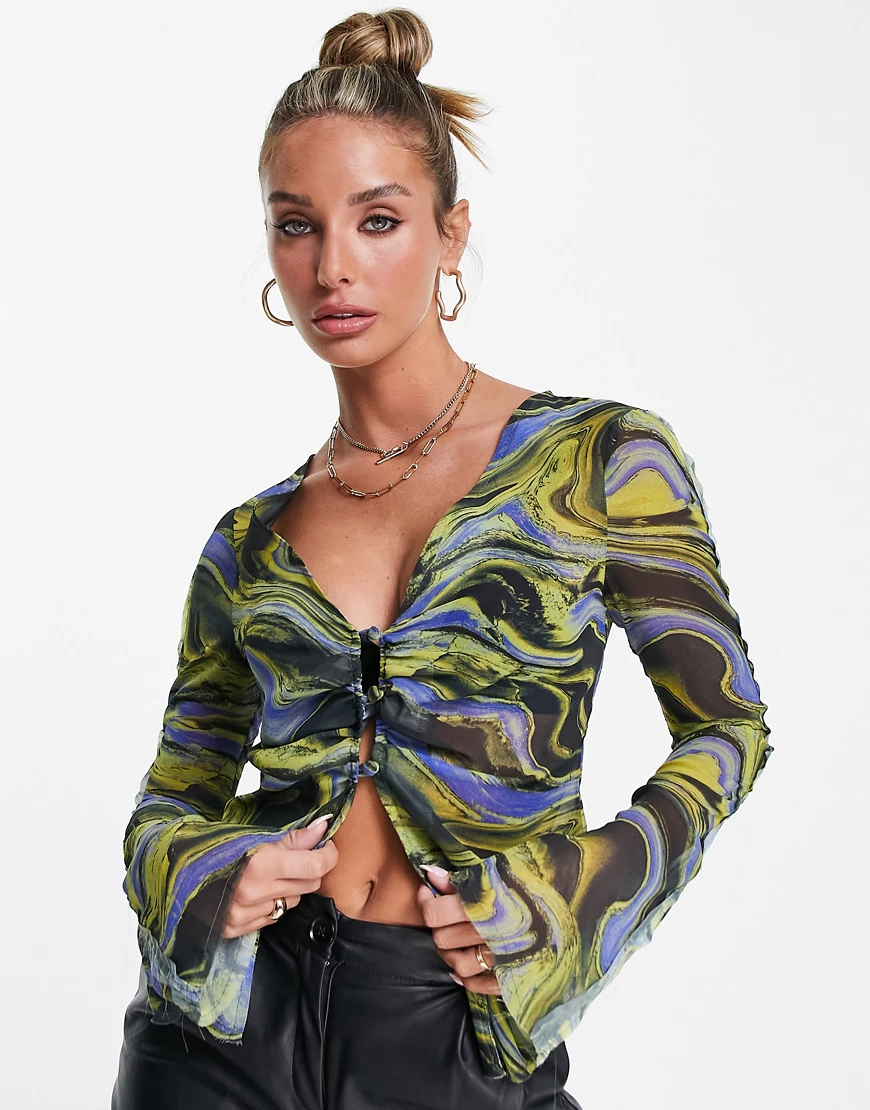 ASOS DESIGN – Bluse mit V-Ausschnitt, Rüschen und marmoriertem Print-Bunt günstig online kaufen
