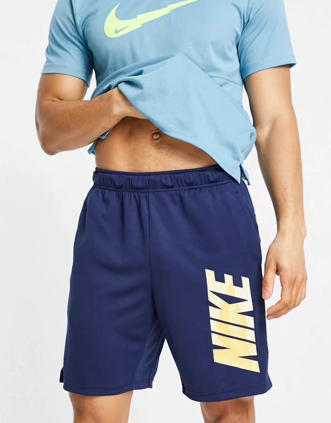 Nike – Yoga Dri-FIT – Shorts in Marineblau günstig online kaufen
