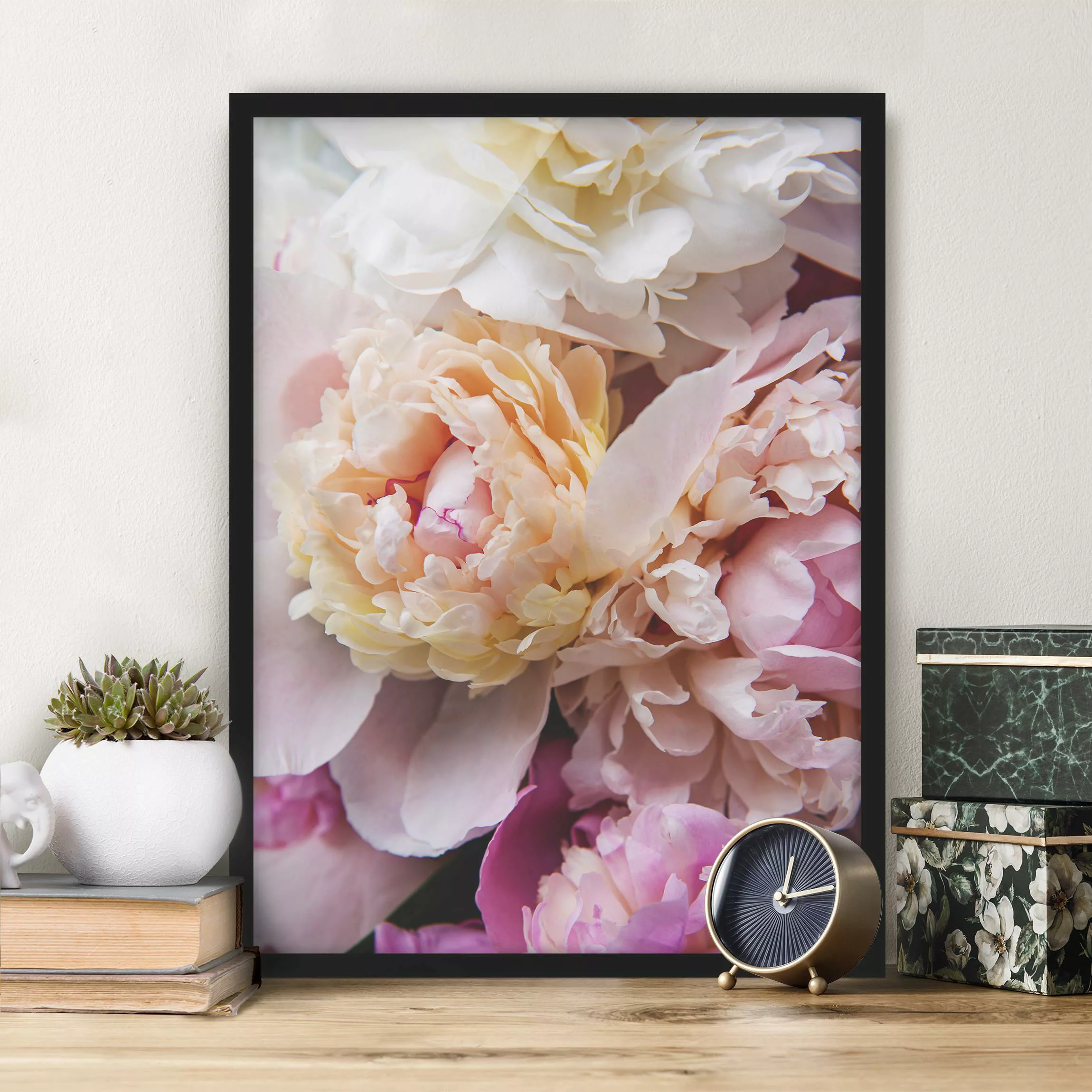 Bild mit Rahmen Blumen - Hochformat Blühende Pfingstrosen günstig online kaufen