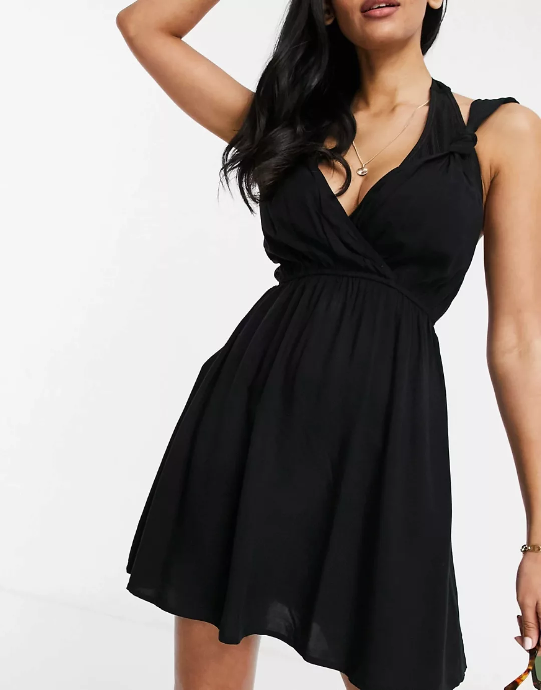 ASOS DESIGN – Größere Brust – Mini-Strandkleid in Schwarz mit geknoteten Tr günstig online kaufen