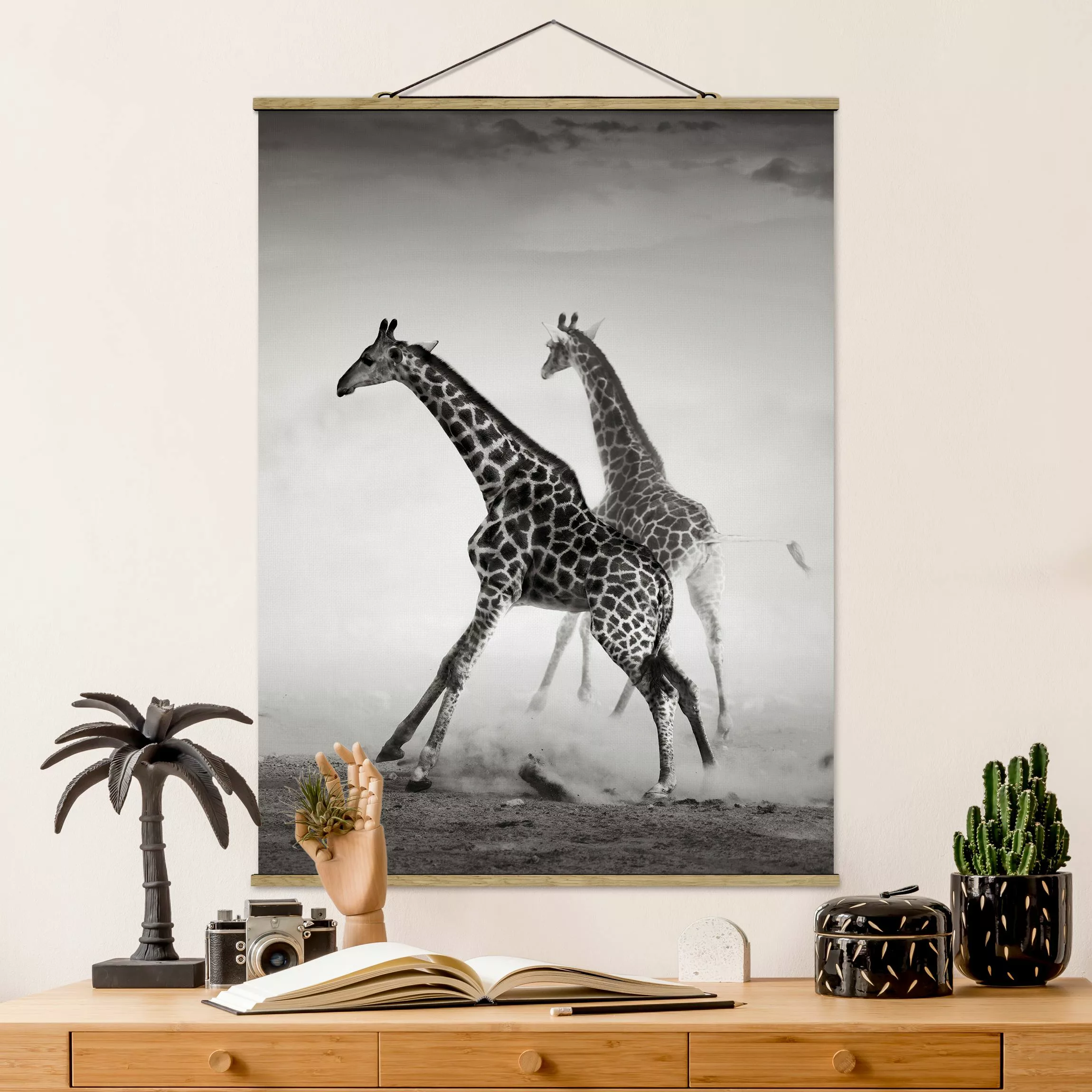 Stoffbild Tiere mit Posterleisten - Hochformat Giraffenjagd günstig online kaufen