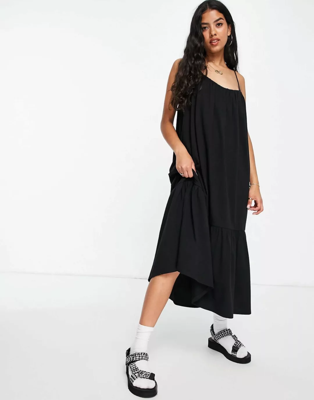 ASOS DESIGN – Midi-Sommerkleid in Schwarz mit Riemchenträgern und Schößchen günstig online kaufen