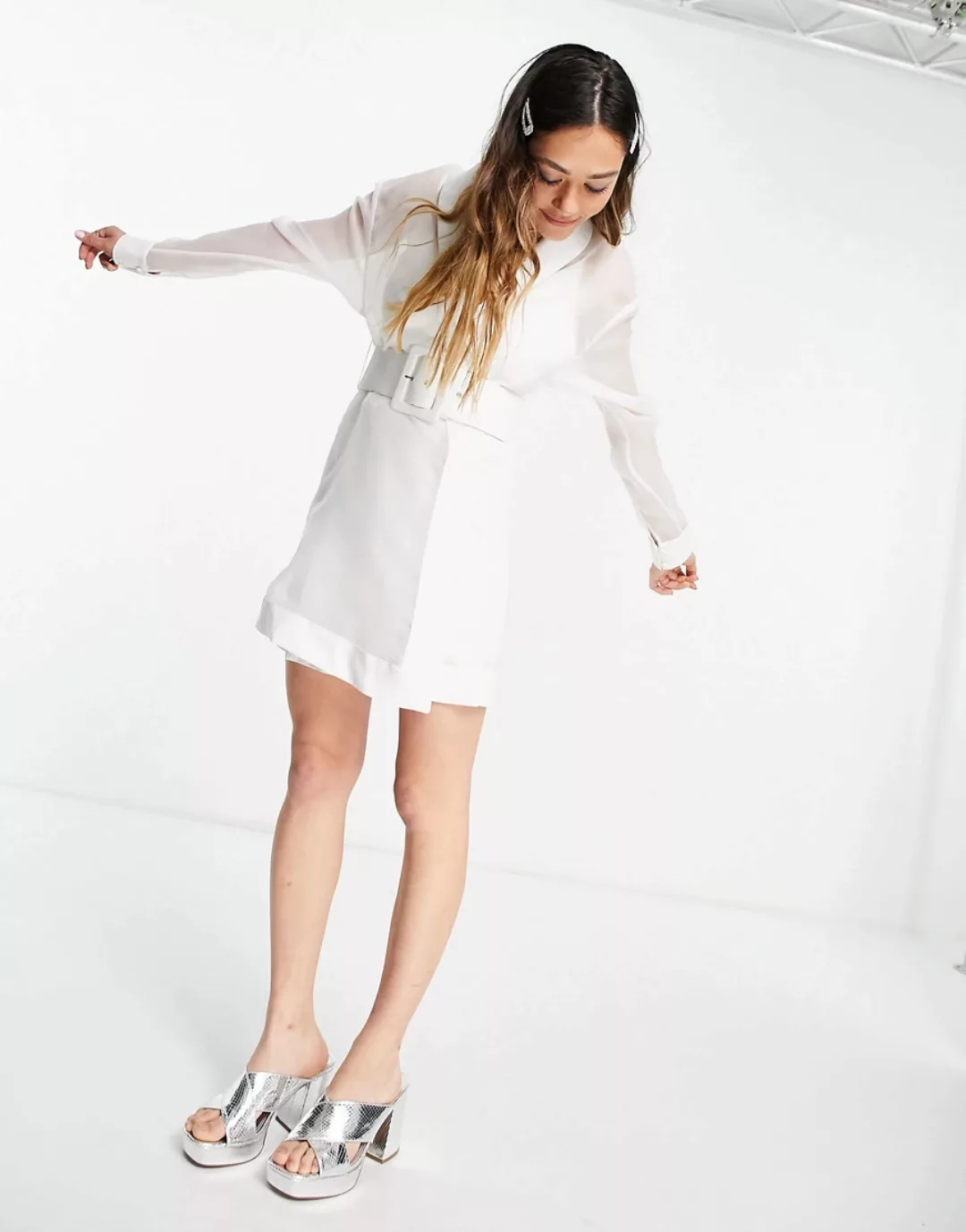 ASOS DESIGN – Smoking-Kleid aus Organza mit Kragen und Gürtel aus PU-Weiß günstig online kaufen