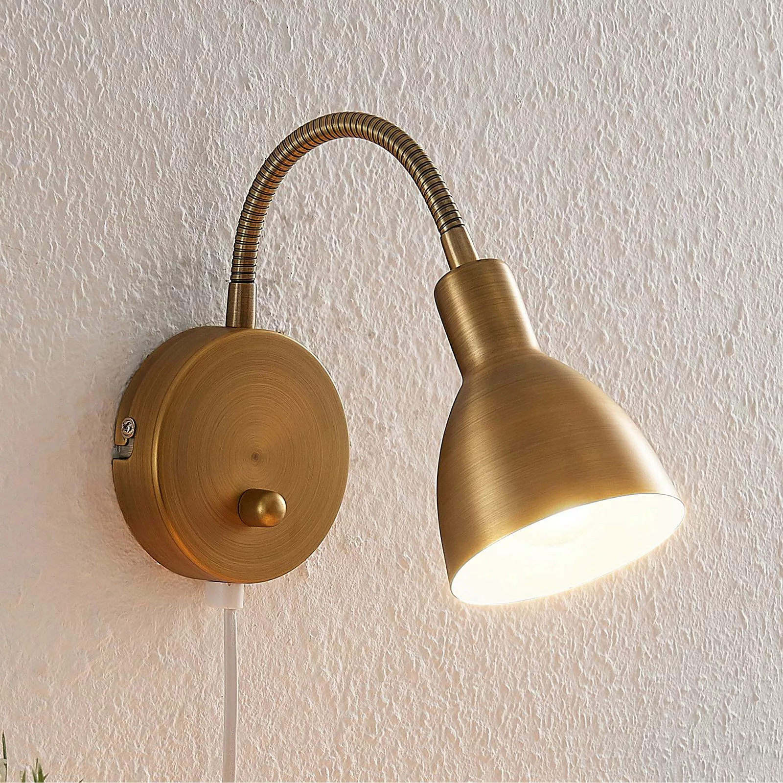 Lindby Wandlampe Amrei, altmessing, 42 cm, Stecker, dimmbar günstig online kaufen