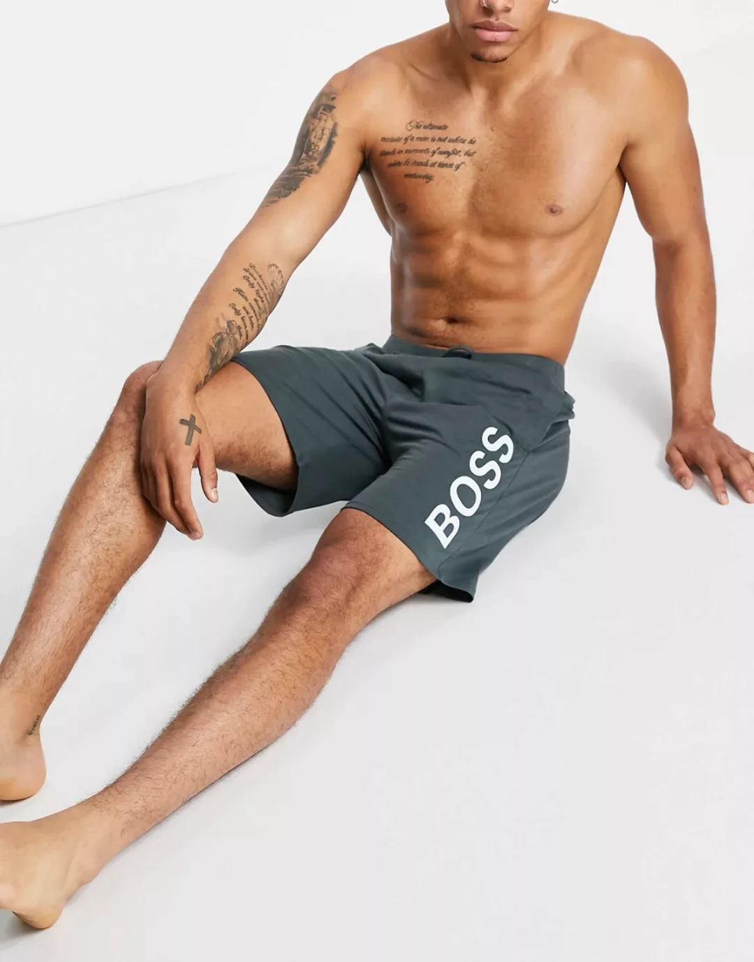 BOSS Bodywear – Identity – Shorts in Khaki mit senkrechtem, kontrastierende günstig online kaufen